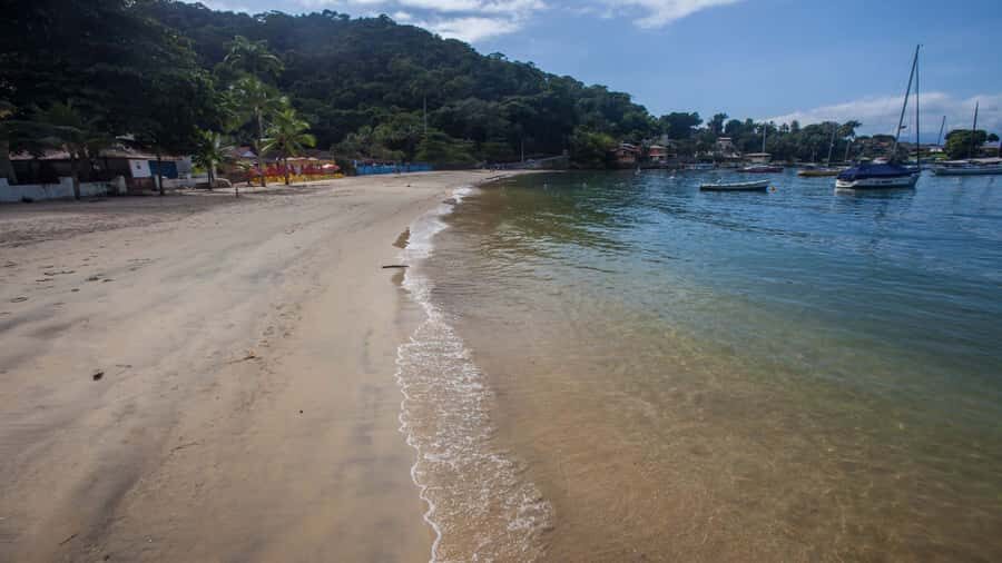 Angra dos Reis: Boat Tour in Ilha Grande and Lagoa Azul - Stop 1: Lagoa Azul for snorkeling like a natural aquarium