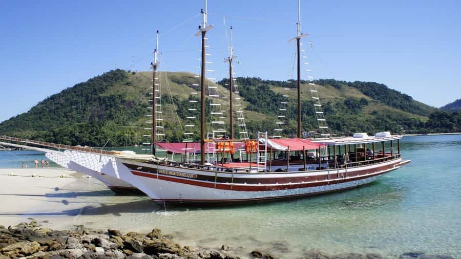 Angra dos Reis: Boat Tour in Ilha Grande and Lagoa Azul - Stop 2: Praia de Araçá for rocky calm and a preserved forest feel