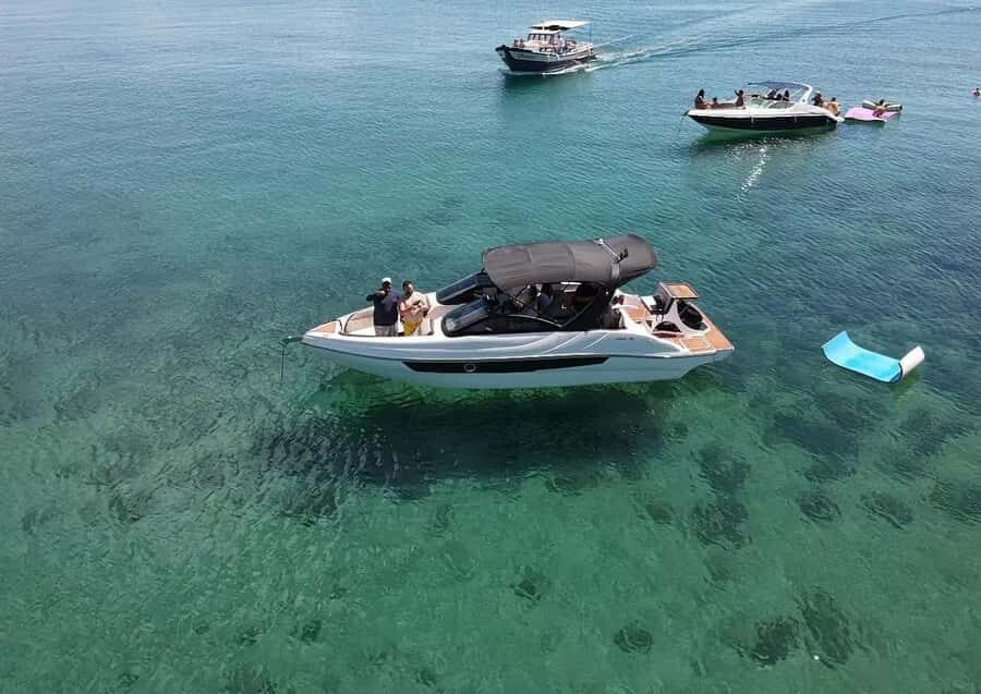 Búzios: Speedboat tour of 2 islands and 11 beaches - Bring your own meal: the onboard barbecue setup