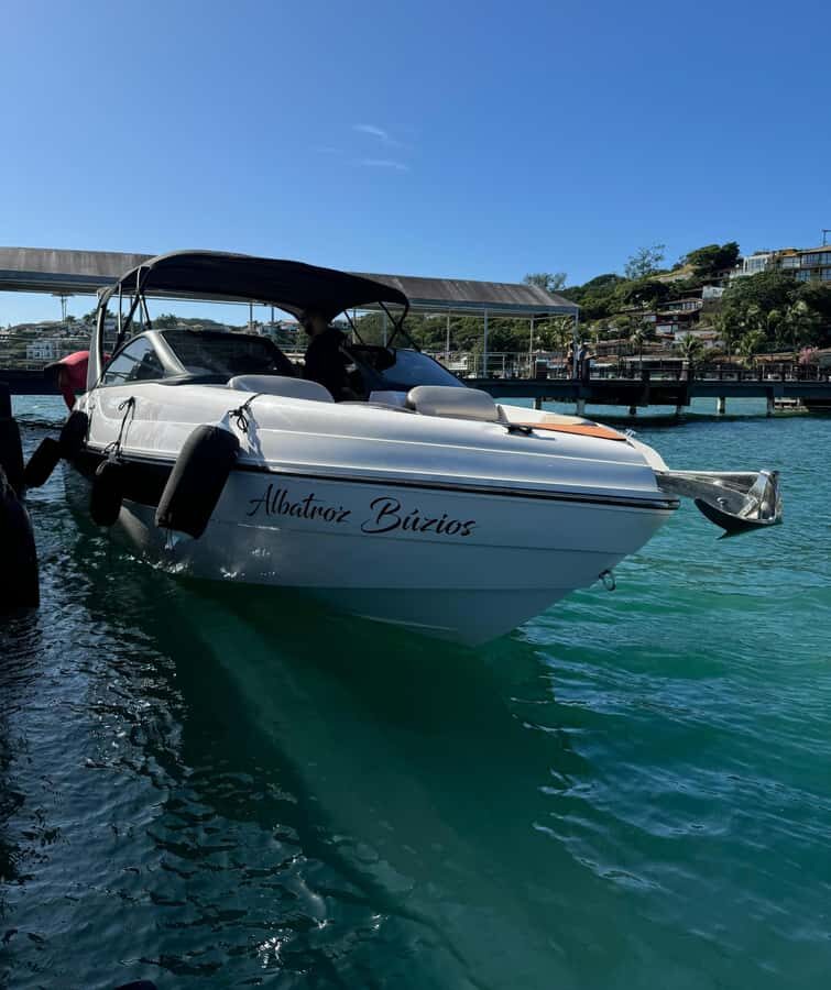 Búzios: Speedboat tour of 2 islands and 11 beaches - The Albatroz Búzios boat: comfort, bathroom, and water gear