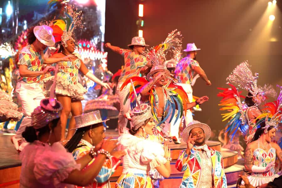 By Night Tour: Roxy Dinner Show & Transfer - The Dinner: Chef Danilo Parah’s Menu with a Live Band
