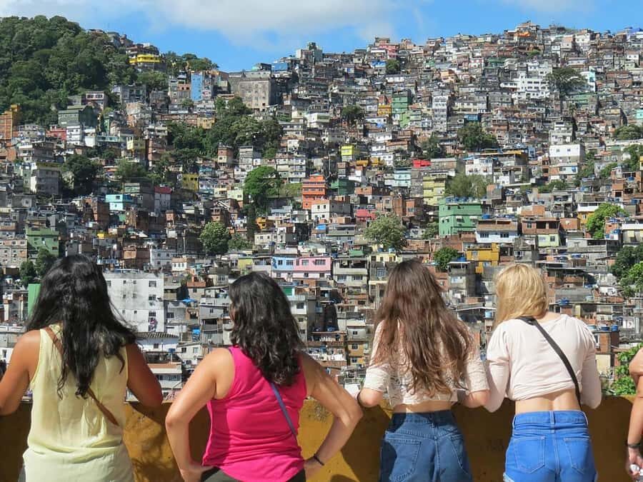 Discover Rocinha: Guided Tour of the Famous Favela - Murals and graffiti: the meanings the guide gives you