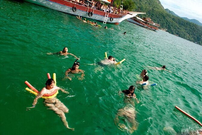 Exploring Angra Dos Reis and Ilha Grande in One Day - Praia de Japariz Lunch Stop: Choosing Food While You’re Still Afloat