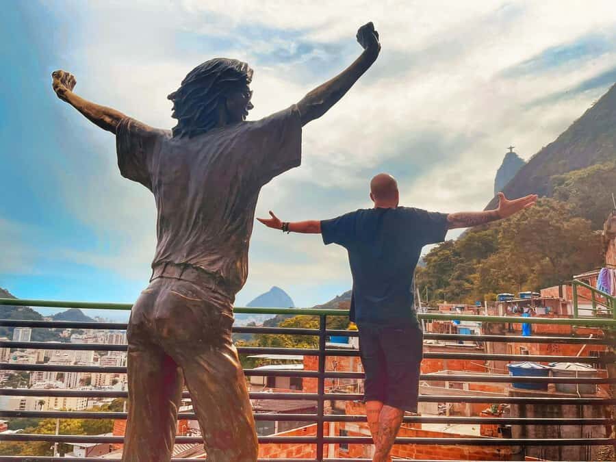 Favela Santa Marta: Walking Tour with local guide - Funicular up first: why the start matters