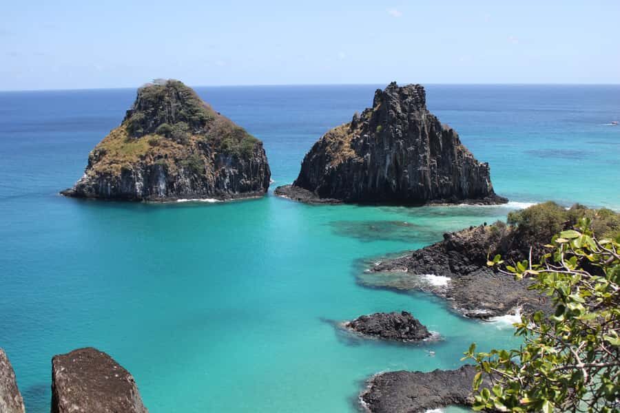 Fernando de Noronha: Catamaran Tour with meal and transfer - Morro do Pico, Portal, and the secondary islands from the sea