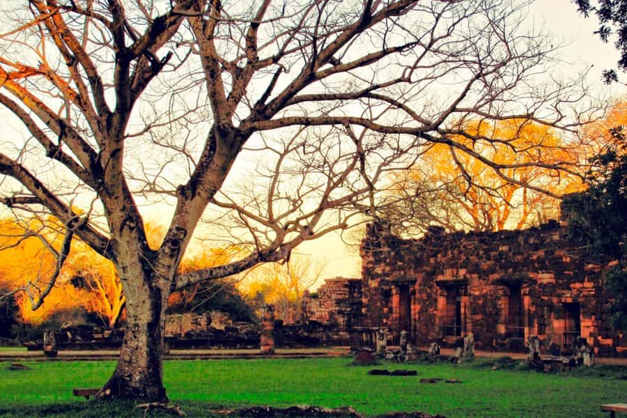 Foz do Iguaçu: Wanda Mines and San Ignacio Ruins Day Trip - Wandering San Ignacio Ruins: Jesuit Stone, Indigenous Craft, and a Light Show