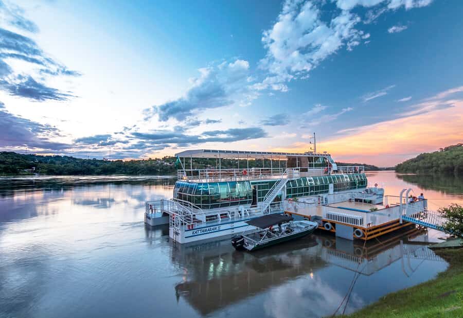 From Foz do Iguaçu: Sunset Catamaran Tour with Meal - The Iguaçu and Paraná meeting: where the border becomes visible