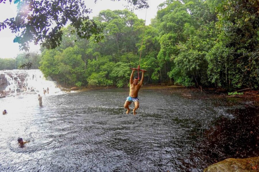 From Manaus: Presidente Figueiredo Waterfalls Daytrip - Lunch in the forest: included meal, local fish, and real energy