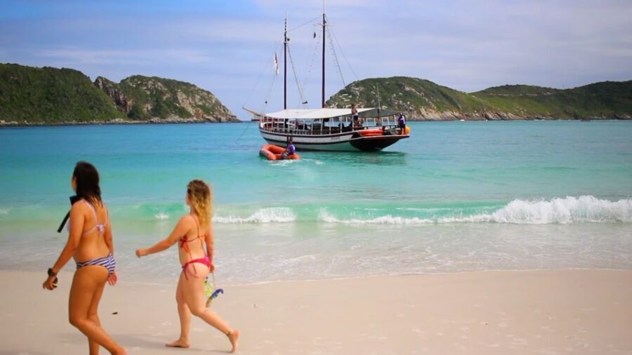 From Rio de Janeiro: Arraial do Cabo Boat Trip with Lunch - Lunch on board: buffet food, no-drinks policy, and timing surprises