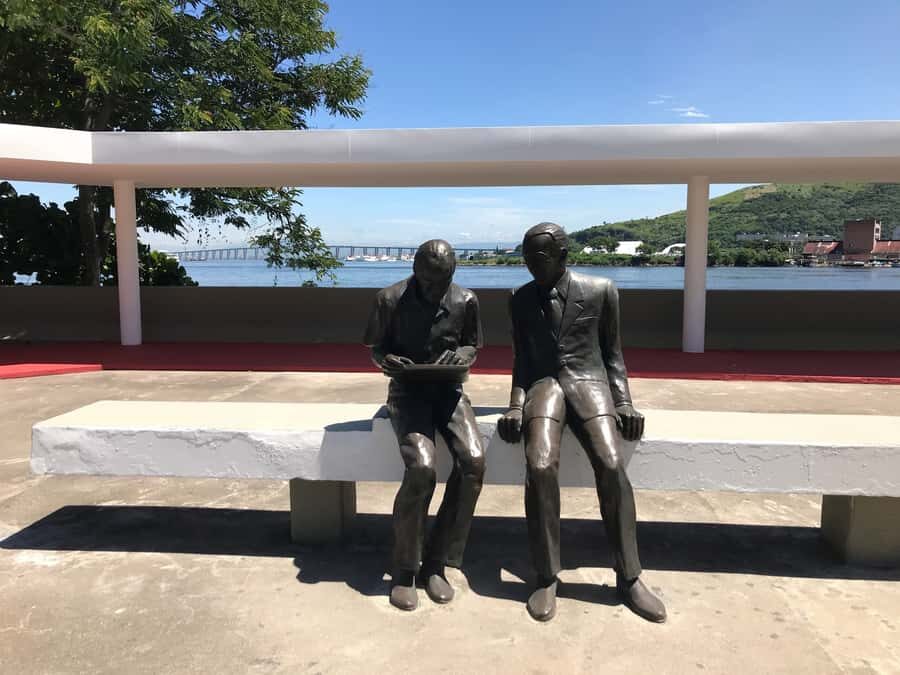 From Rio de Janeiro: Niterói Day Trip - Juscelino Kubitschek Square: a quick reset before the big museum moment
