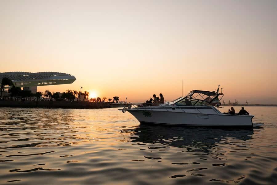 Glória: Sunset Speedboat Cruise with Drinks and Snacks - Urca and Flamengo Beach on the way back: where the sunset really lands