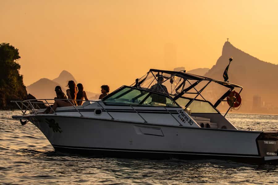 Glória: Sunset Speedboat Cruise with Drinks and Snacks - The bay route: Santos Dumont Airport, Ilha Fiscal, and the Museum of Tomorrow area