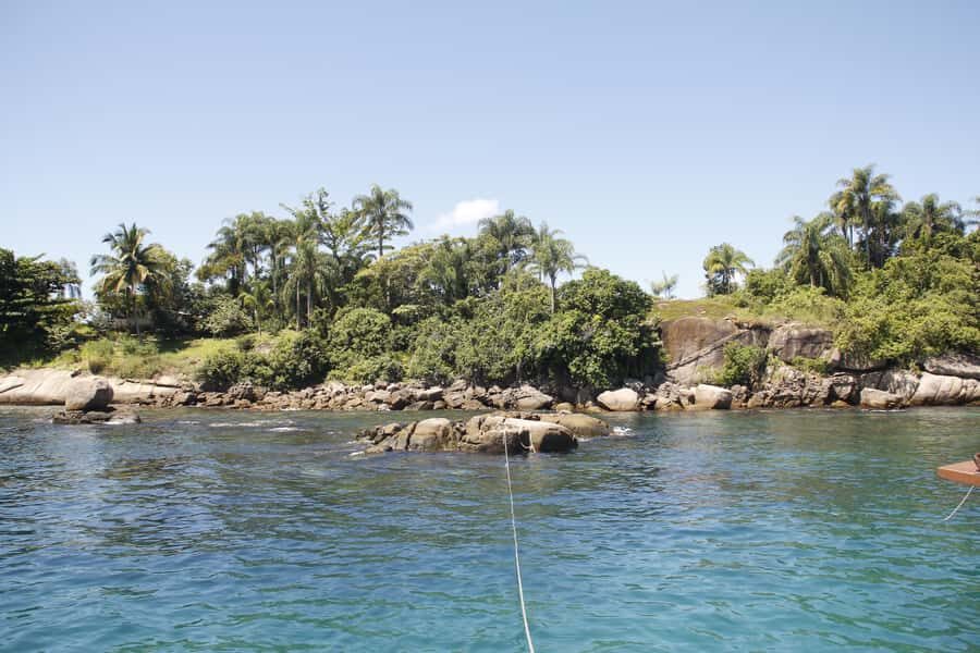 Half-Day Schooner Cruise and Snorkeling in Paraty Bay - Stop 1: Ilha Comprida and the Fish-Aquarium Moment