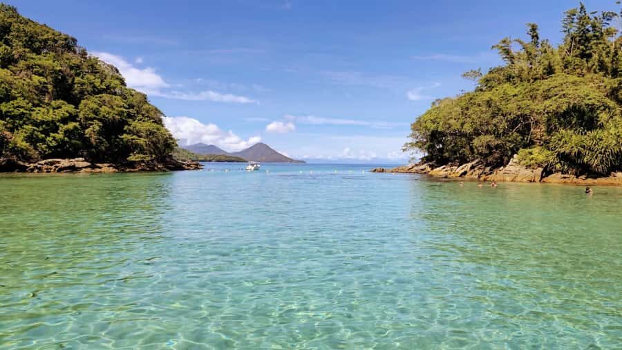 Ilha Grande: 6-Hour Speedboat Tour to Blue and Green Lagoons - The 6-hour tempo from Vila do Abraão (and what each stop feels like)
