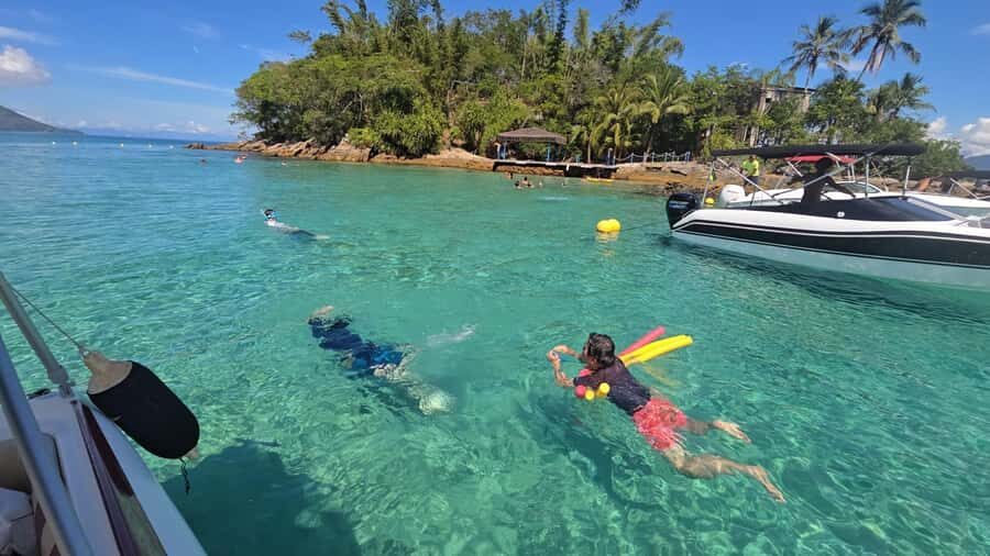 Ilha Grande: 6-Hour Speedboat Tour to Blue and Green Lagoons - Getting on and off the boat: the real “mobility” factor