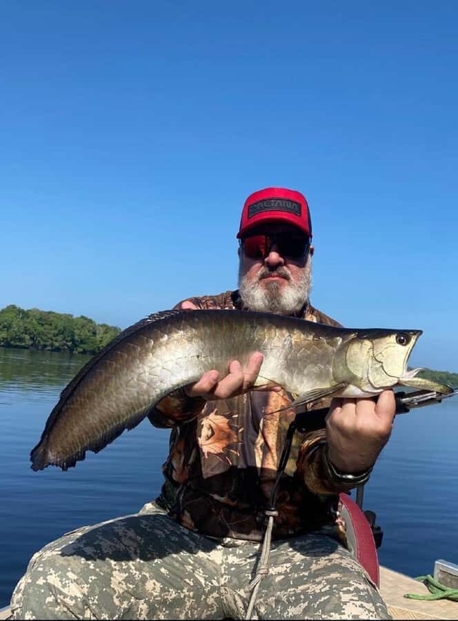 Manaus : A day of fishing on the Rio Negro - Midday Lunch Break: A Floating Restaurant Setup
