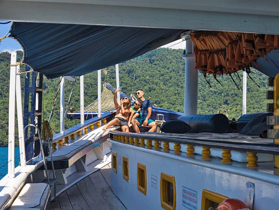 Paraty Bay: Islands & Beaches Boat Tour with Snorkeling - Sailing Paraty Bay for 5 Hours: what the boat day feels like