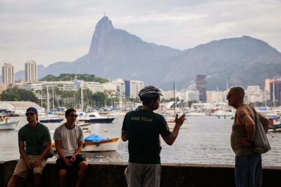 Rio Bike Tour – Discover the Beaches and Lagoon - Arpoador Rock Photo Stop and the Coastline Moment