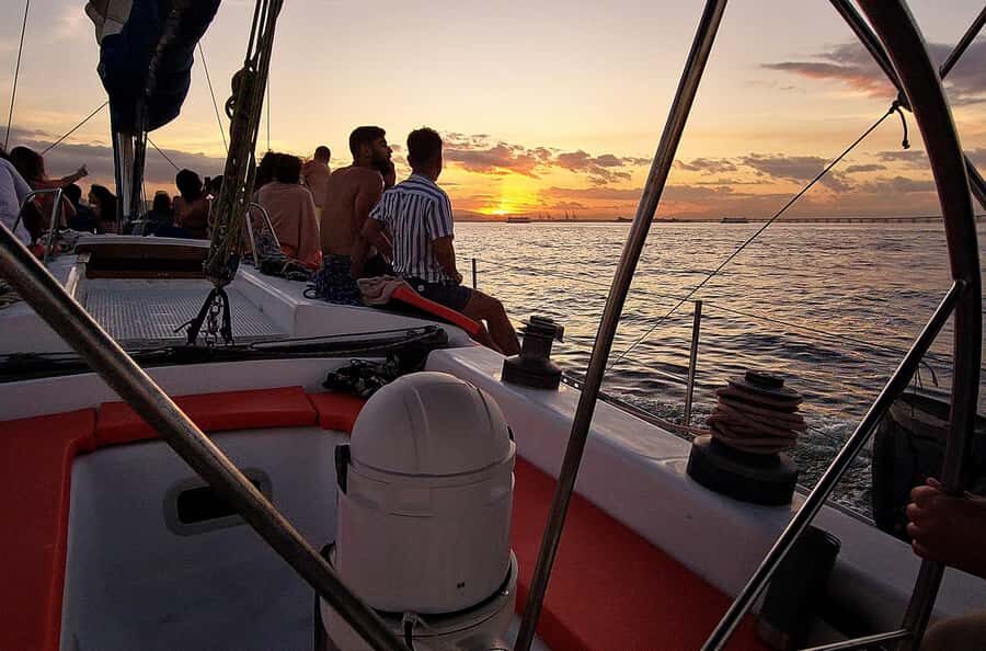 Rio de Janeiro: Guanabara Bay Sunset Sailing Tour & Drinks - Onboard drinks and finger food: what you’ll get and how it feels