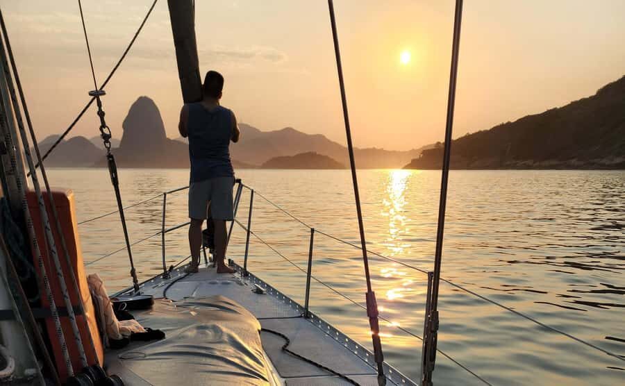 Rio de Janeiro: Guanabara Bay Sunset Sailing Tour & Drinks - Crew and group vibe: why so many people remember the staff
