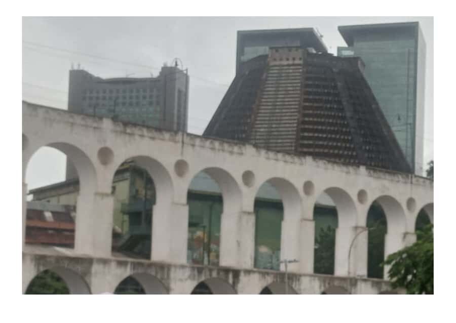 Rio de Janeiro: Lapa and Santa Teresa - Meeting Aldo at PortoBay: spotting the blue-uniform guide