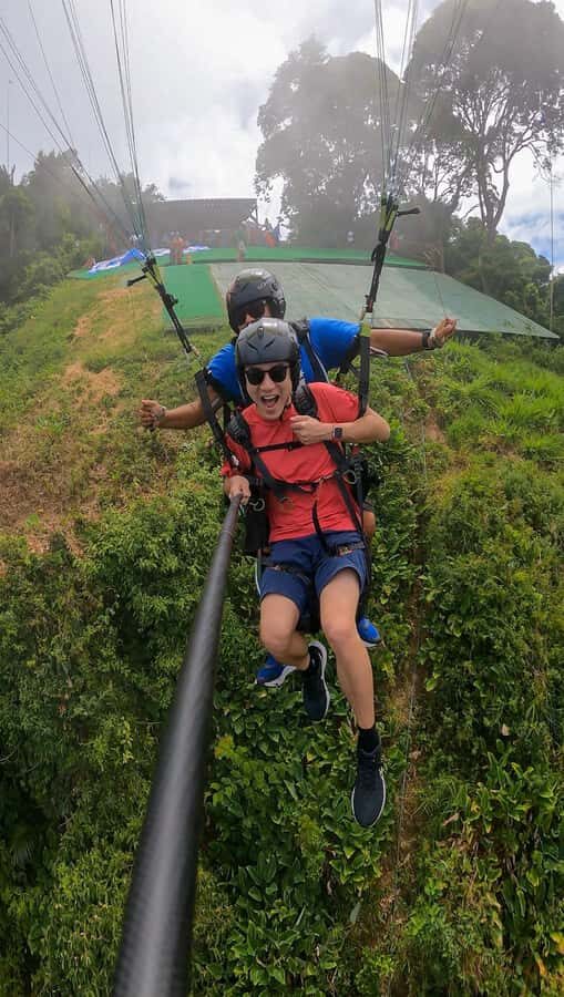 Rio de janeiro : Paragliding Tandem Flights over Rio - A first look at Pepino Beach and the São Conrado meet-up