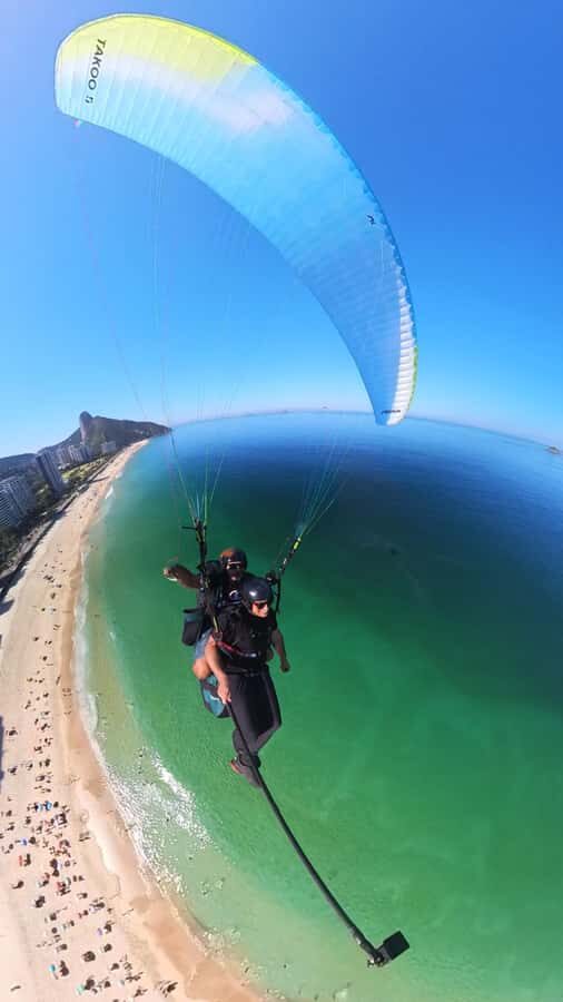 Rio de janeiro : Paragliding Tandem Flights over Rio - Landing near São Conrado and getting your footage quickly