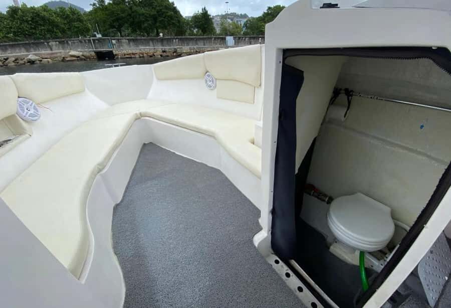 Rio de Janeiro: Private Speedboat Trip - Cruising Comfort: Coolers, Bluetooth Stereo, and the Surprise of a Bathroom
