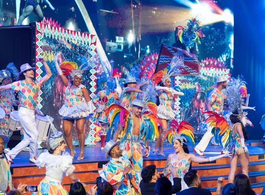 Rio de Janeiro: Roxy Dinner Show with Hotel Pickup - From Your Hotel to Copacabana: How the 4-Hour Plan Works