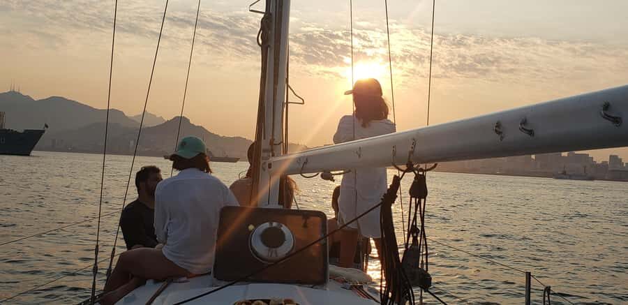 Rio de Janeiro: Sailing Sunset Tour with Snacks and Drinks - Group size, guiding, and the value of context