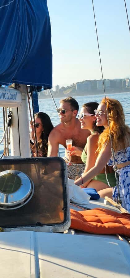 Rio de Janeiro: Sailing Sunset Tour with Snacks and Drinks - Gliding across Guanabara Bay: the view does the talking