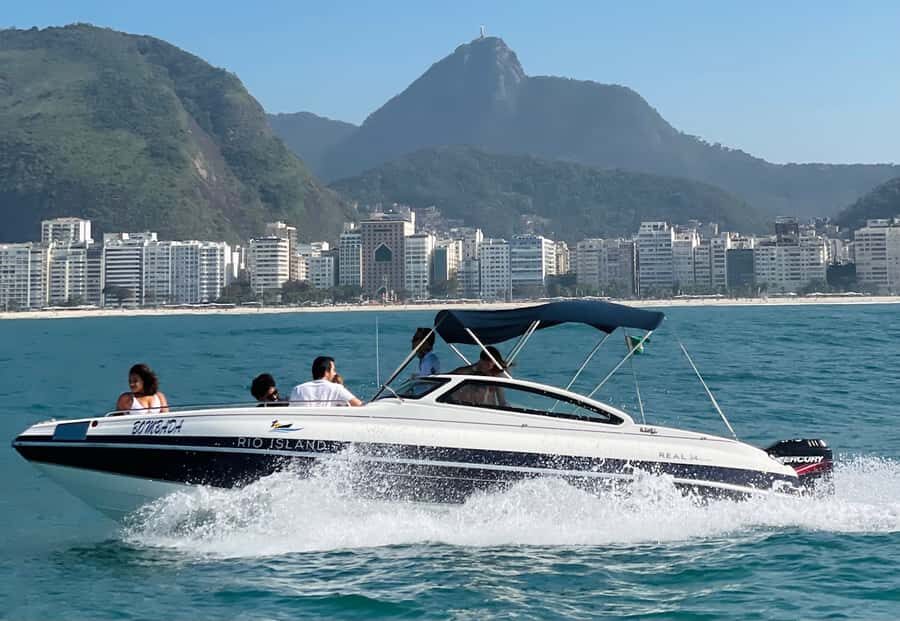 Rio de Janeiro: SpeedBoat Tour - Beach Tour with Beer - Sugarloaf and Praia Vermelha: iconic Rio, framed from below