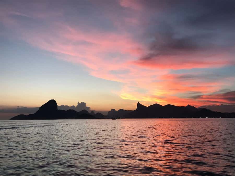 Rio de Janeiro: SpeedBoat Tour - Sunset with Beer - The Heineken Toast, Soft Music, and Sea Breeze Reality