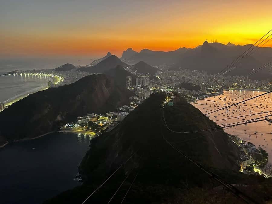 Rio De Janeiro: SUGARLOAF MOUNTAIN HIKE & CLIMB - The narrow, rocky build-up before the 20-meter wall