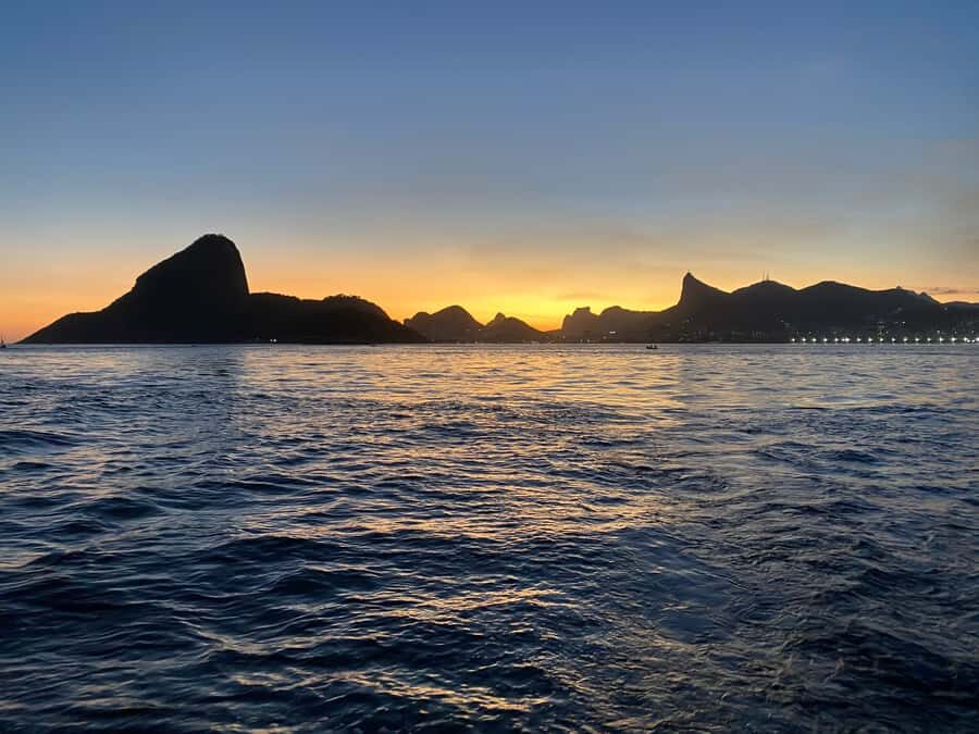 Rio de Janeiro: Sunset Sailboat Tour with Open Bar - Getting to the dock and boarding the right way (Urca transfer + ladder)