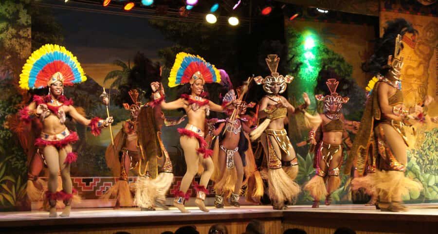 Rio: Ginga Tropical Folkloric Show & Optional Dinner - Churrasquería dinner option: what it means for your night