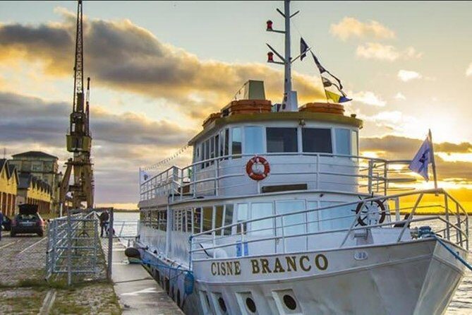 Sailing in Guaíba with White Swan Boat - Porto Alegre - Where you’ll board: Centro Histórico and the Mercado Público area
