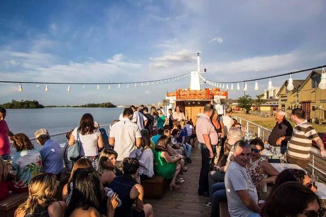 Sailing in Guaíba with White Swan Boat - Porto Alegre - What you’ll see on Guaíba: Ilha da Pintada and Beira-Rio from the water