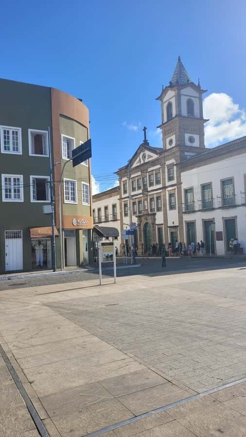 Salvador: Walking Tour Through Pelourinho - Praça da Sé: the Monument to the Fallen Cross and two statue stops