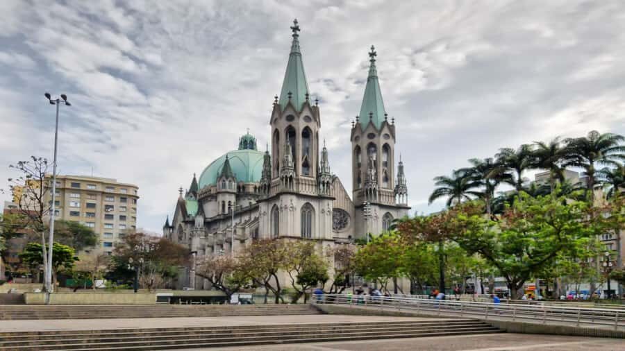 São Paulo: City Highlights Private Tour with Pickup Airport - Downtown and Sé Cathedral: outside the neo-Gothic spires