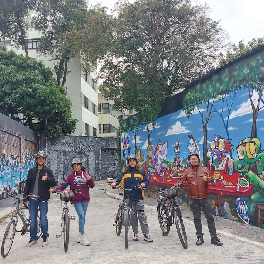 São Paulo: Street Art Bike Tour - Avenida Paulista photo break: big-city São Paulo in a single stretch