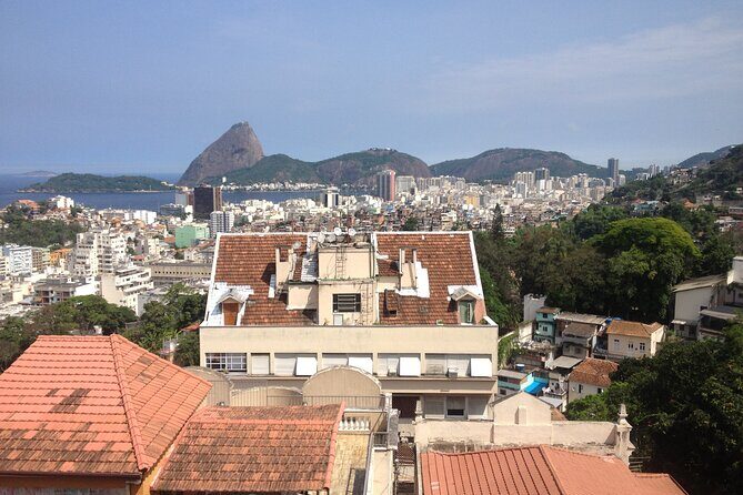 Walking tour of the bohemian neighborhoods of Santa Teresa and Lapa - The yellow tram at Santa Teresa: your built-in viewpoint